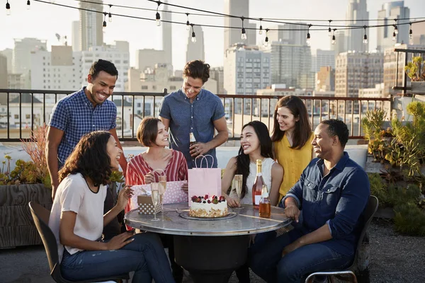 Amigos Reunidos Terraço Telhado Para Comemorar Aniversário Com Horizonte Cidade — Fotografia de Stock