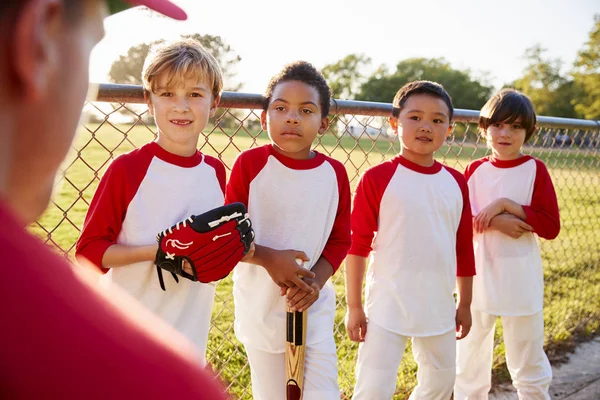 Quattro Ragazzi Nella Squadra Baseball Ascoltano Allenatore — Foto Stock