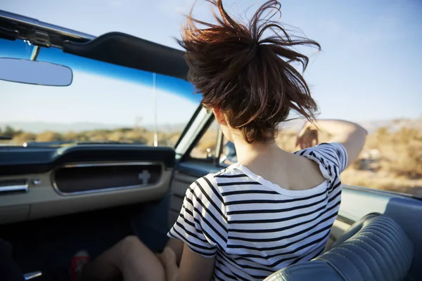 Kadın Yolcu Arka Görünümü Klasik Cabrio Araba Yol Gezisinde — Stok fotoğraf