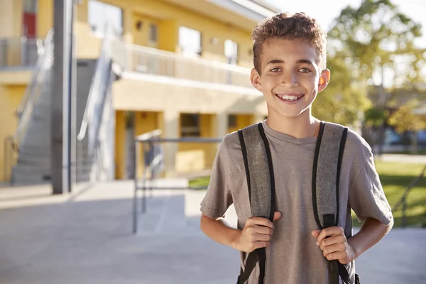 Porträtt Leende Grundskola Pojke Med Ryggsäck — Stockfoto