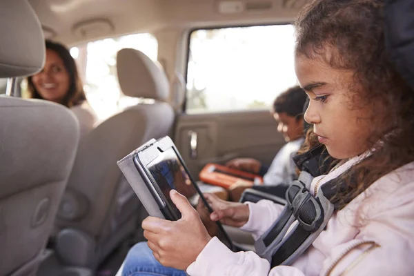 Mãe Vira Para Crianças Usando Tablets Parte Trás Carro — Fotografia de Stock
