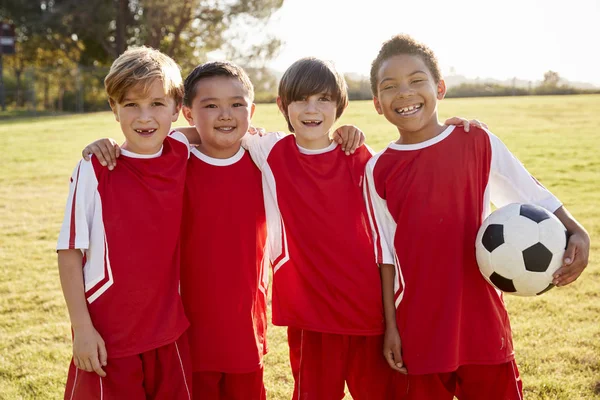 Quattro Ragazzi Nella Squadra Calcio Che Tengono Palla Sorridendo Alla — Foto Stock
