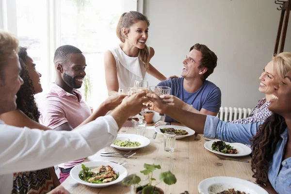 Freunde Sitzen Tisch Restaurant Und Stoßen Gemeinsam — Stockfoto