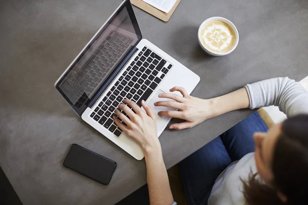 Λευκή Γυναίκα Που Χρησιμοποιούν Φορητό Υπολογιστή Στο Κατάστημα Καφέ — Φωτογραφία Αρχείου