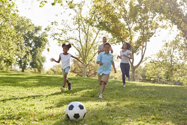 Familie Spielt Gemeinsam Fußball Park — Stockfoto