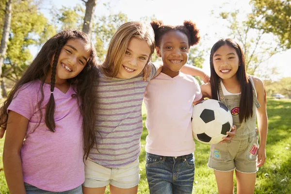 Vier Jonge Schoolmeisjes Holding Voetbal Omhelzen Elkaar — Stockfoto