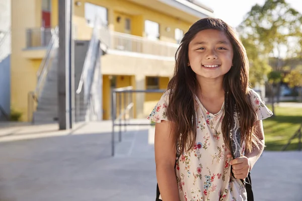 Porträt Eines Lächelnden Grundschulmädchens Mit Rucksack — Stockfoto