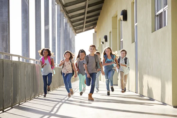 Groep Voor Basisschool Kinderen Lopen Een Gang Van School — Stockfoto