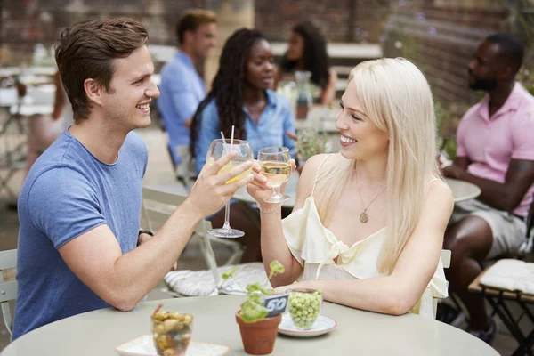 Pareja Sentada Mesa Pub Garden Haciendo Brindis Juntos — Foto de Stock