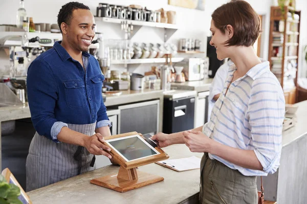 Vrouw Maken Van Contactloze Card Betaling Bij Koffie Shop — Stockfoto