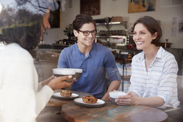 Tres Amigos Hablando Tomando Café Cafetería —  Fotos de Stock