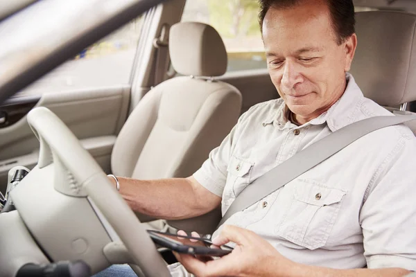 Homem Sênior Carro Usando Smartphone Enquanto Dirige — Fotografia de Stock