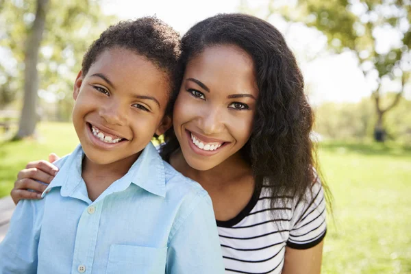 Retrato Una Madre Sonriente Con Hijo Relajándose Parque — Foto de Stock