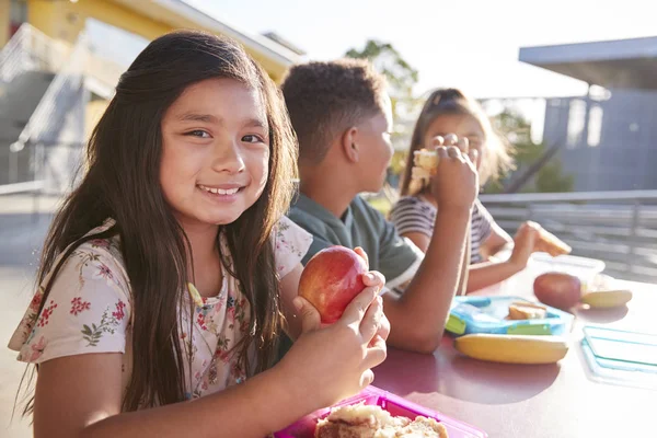 Κορίτσι Στο Δημοτικό Σχολείο Μεσημεριανό Τραπέζι Χαμογελά Στη Φωτογραφική Μηχανή — Φωτογραφία Αρχείου