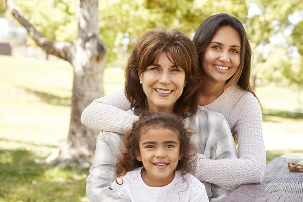 Tre Generazioni Donne Picnic Famiglia Nel Parco — Foto Stock