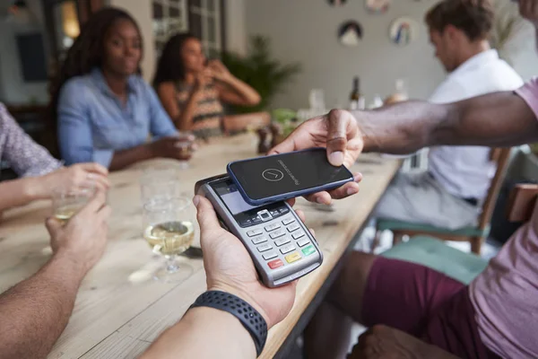Customer Restaurant Paying Bill Contactless Phone App — Stock Photo, Image
