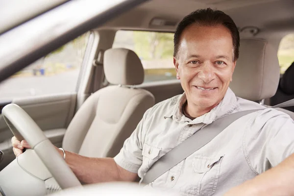 Starszy Człowiek Samochodzie Siedzenie Patrząc Okna Stronie Kierowcy — Zdjęcie stockowe