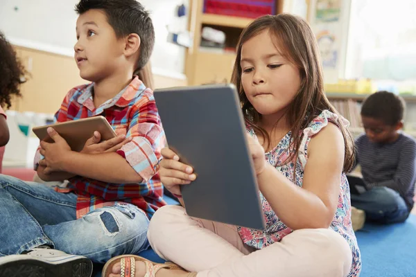 Tablet Bilgisayarlar Kullanarak Lköğretim Okulu Sınıf — Stok fotoğraf