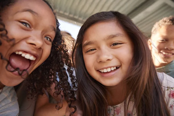 Twee Schoolmeisjes Vrienden Glimlachen Naar Camera — Stockfoto