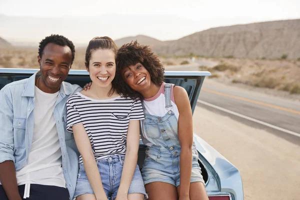 Portret Van Drie Vrienden Zitten Kofferbak Van Oldtimer Road Trip — Stockfoto