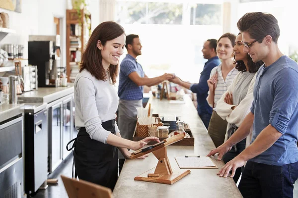 Kunder Queuing För Att Beställa Och Betala Kafé Counter — Stockfoto