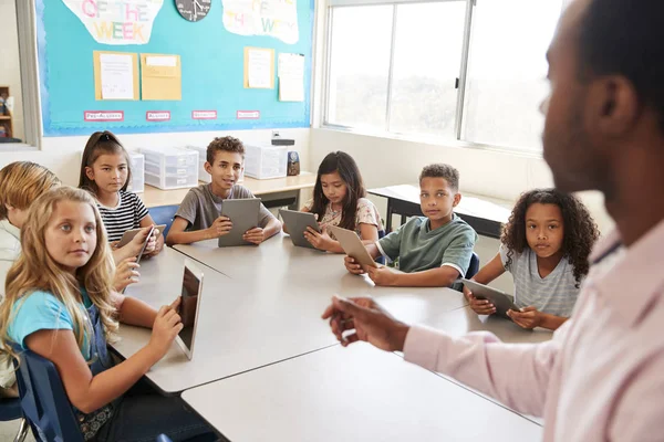 Crianças Idade Escolar Aprendendo Usar Tablets Aulas Ensino Fundamental — Fotografia de Stock