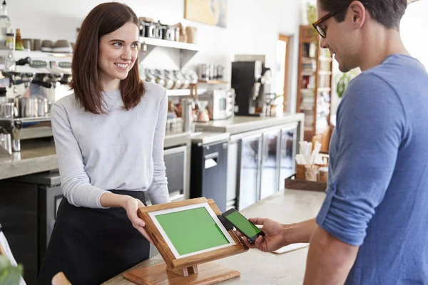 Männlicher Kunde Zahlt Café Mit Dem Smartphone — Stockfoto