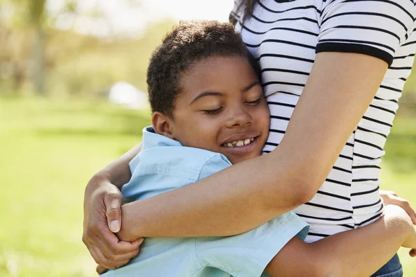 Madre Abbracciare Figlio Parco Selettivo Messa Fuoco — Foto Stock