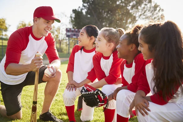 Menina Equipe Beisebol Ajoelhado Amontoar Com Treinador — Fotografia de Stock