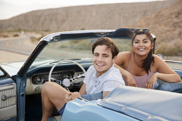 Retrato Pareja Disfrutando Viaje Por Carretera Coche Clásico Superior Abierto — Foto de Stock