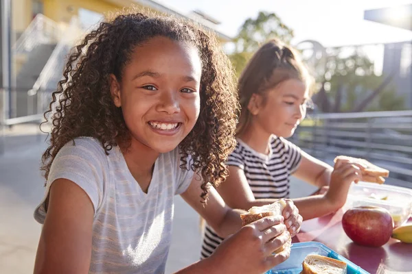 Namoradas Mesa Almoço Escola Sorrindo Para Câmera — Fotografia de Stock