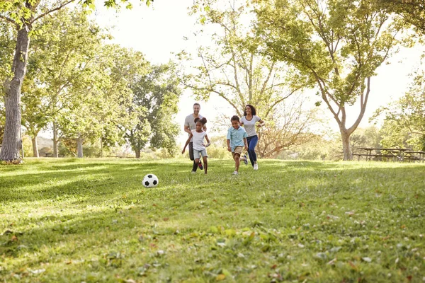 Familj Spelar Fotboll Parken Tillsammans — Stockfoto