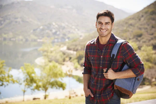 Joven Hispano Pie Durante Caminata Montaña — Foto de Stock