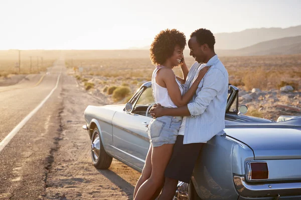 Casal Romântico Desfrutando Viagem Carro Carro Clássico — Fotografia de Stock