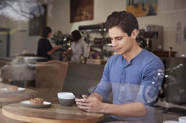 Joven Cliente Masculino Usando Smartphone Cafetería —  Fotos de Stock