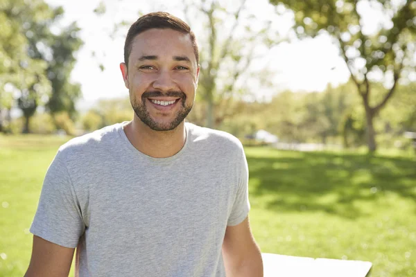 Retrato Homem Sorridente Parque — Fotografia de Stock