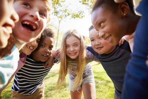 Grupo Escolares Sonrientes Inclinan Cámara Abrazando — Foto de Stock