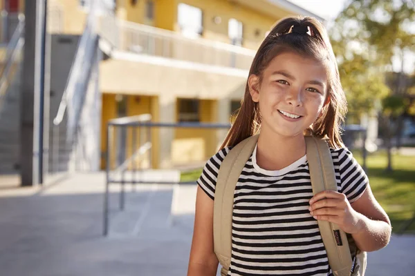バックパックで小学生の女の子の笑顔のポートレート — ストック写真