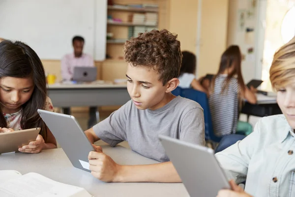 Dzieci Szkoły Podstawowej Przy Użyciu Komputerów Typu Tablet Klasie — Zdjęcie stockowe