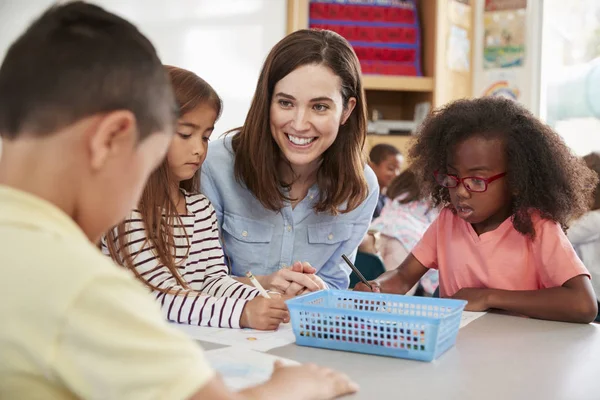 Maestra Escuela Primaria Niños Clase — Foto de Stock