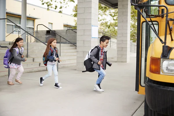 Grundschüler Verlassen Schule Schulbus Bekommen — Stockfoto