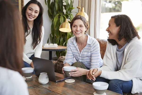 Young Female Friends Talking Coffee Coffee Shop — Stock Photo, Image