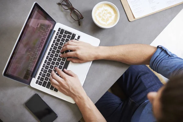 Белый Мужчина Использует Ноутбук Кофейне — стоковое фото