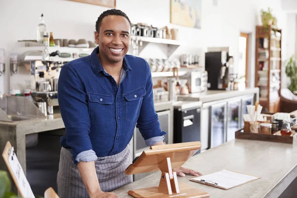 Młody Czarny Mężczyzna Coffee Shop Właściciel Pochylony Ladą — Zdjęcie stockowe