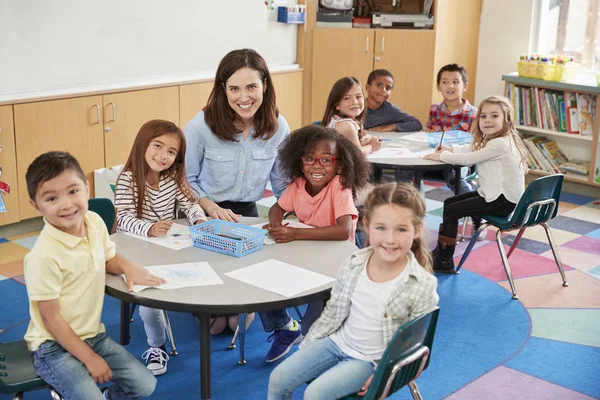 Kvinnliga Lärare Och Barnen Klassen Leende Till Kamera — Stockfoto