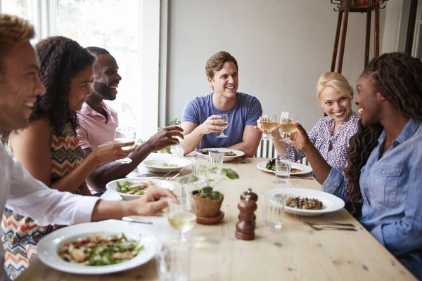 Restoran Yapımında Masada Oturan Arkadaşlar Birlikte Kadeh — Stok fotoğraf