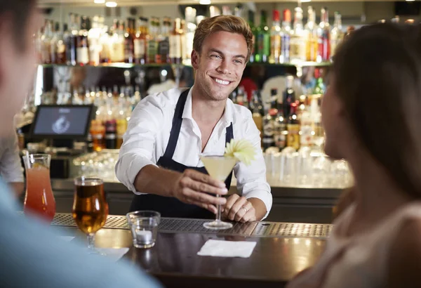 Barman Che Serve Cocktail Cliente Femminile Nel Bar — Foto Stock