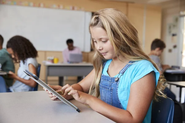Estudante Usando Tablet Classe Ensino Fundamental — Fotografia de Stock