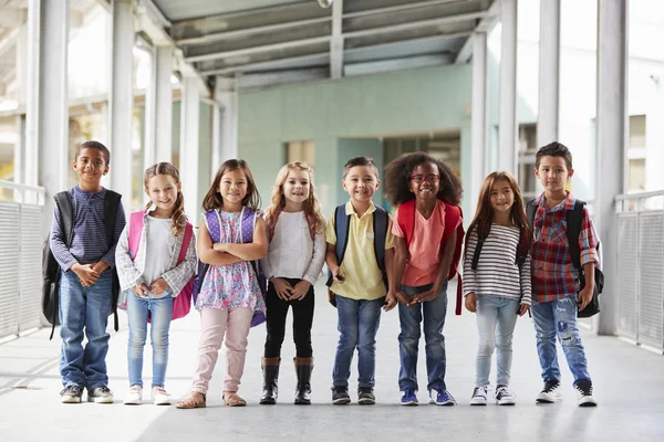 Elementary School Kids Stående Korridoren Tittar Kameran — Stockfoto