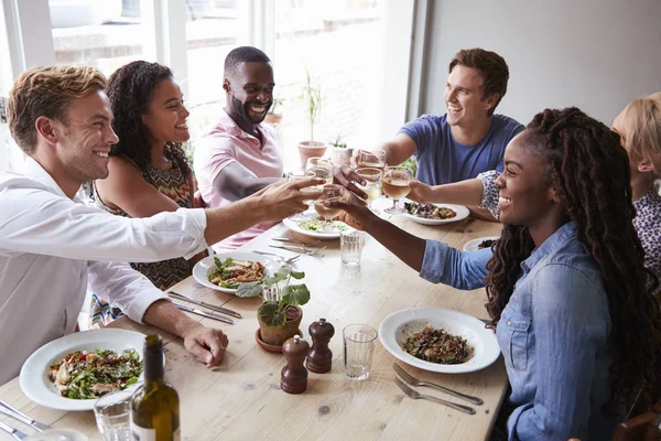 Freunde Sitzen Tisch Restaurant Und Stoßen Gemeinsam — Stockfoto